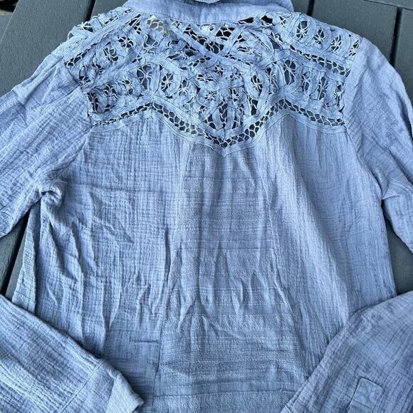 Miss Me, Button down women's size S shirt, blue lace cutwork - Picture 6 of 9